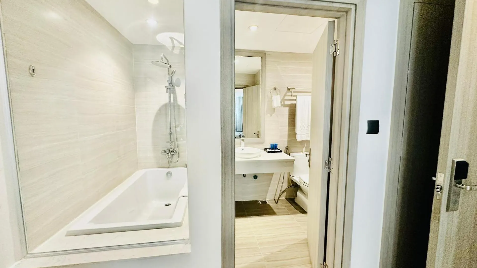 ****  Hotel The Mcr Luxury Nha Trang Vietnam